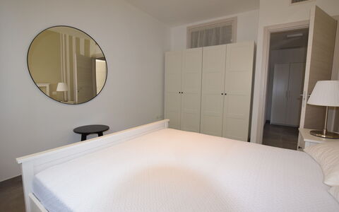 Casa In Collina: Mobilia, Letto, Interior Design, Camera Da Letto, Pavimento, Pavimentazione, Parete, Bedding, Legna, Lenzuolo