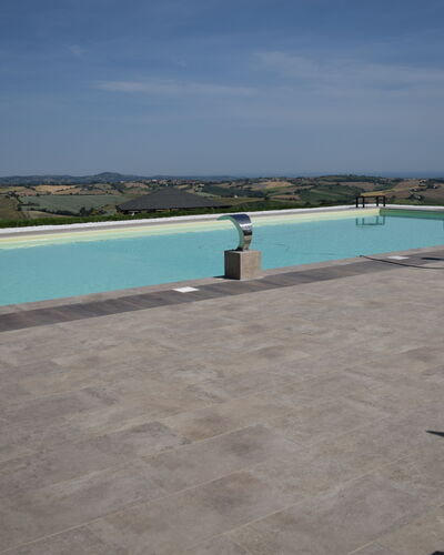 Casa In Collina: Materiale Composito, Piscina, Calcestruzzo, Shade, Piastrella, Flagstone