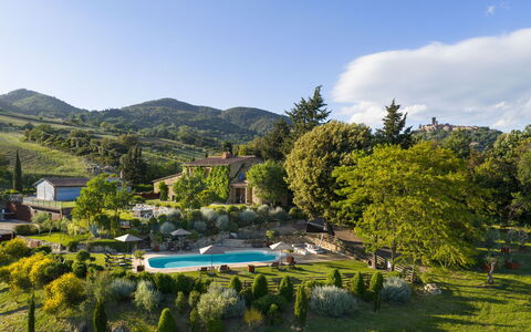 Villa Anna: Piscina, Ricorrere, Ombrello, Eco Hotel, Mobili Da Esterno, Giardino, Catena Montuosa, Tempo Libero, Landscaping, Estate