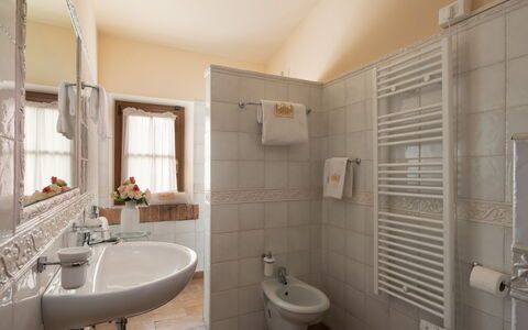 Villa Anna: Interior Design, Mobilia, Pavimentazione, Pavimento, Idraulico Fixture, Soffitto, Camera, Bagno, Illuminazione, Lavandino Del Bagno