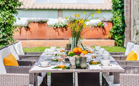 Villa Anna: Mobilia, Tavolo, Tavola, Sedia, Tovaglia, Cibo, Tavolo Esterno, Mobili Da Esterno, Frutta, Dishware