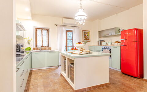 Villa Anna: Elettrodomestico Da Cucina, Cucina, Controsoffitto, Interior Design, Cabinetry, Mobilia, Apparecchio Major, Pavimentazione, Legna, Pavimento