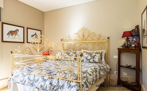 Villa Airone Tegoni, Pool, Radicondoli: Mobilia, Interior Design, Letto, Camera Da Letto, Parete, Bedding, Lenzuolo, Pavimento, Pavimentazione, Biancheria