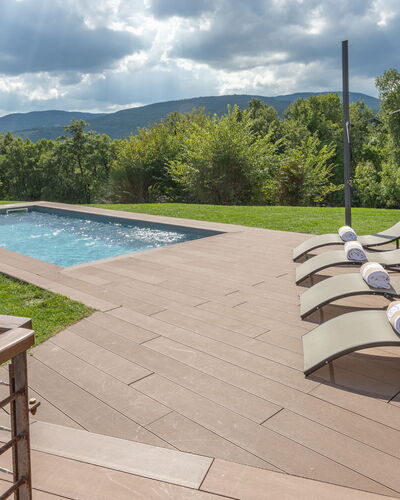 Villa Airone Tegoni, Pool, Radicondoli: Mobili Da Esterno, Piscina, Materiale Composito, Deck, Pavimento In Legno, Latifoglie, Flagstone, Shade, Giardino, Lettino
