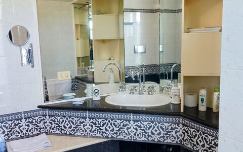 Villa Ginevra: Interior Design, Idraulico Fixture, Pavimentazione, Pavimento, Bagno, Rubinetto, Lavandino Del Bagno, Idraulico, Lavello, Piastrella