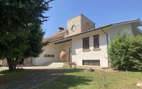 Villa Ginevra: Costruzione, Casa, Casa, Zona Residenziale, Architettura, Tetto, Insediamento Umano, Porta, Estate, Villetta