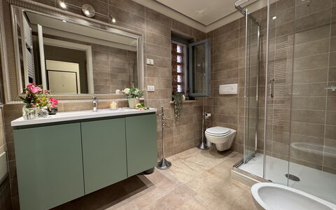 Ai Cantici: Idraulico Fixture, Interior Design, Pavimentazione, Lavello, Pavimento, Bagno, Rubinetto, Lavandino Del Bagno, Mobiletto Del Bagno, Soffitto