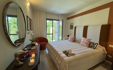 Ai Cantici: Mobilia, Letto, Interior Design, Camera Da Letto, Pavimentazione, Lenzuolo, Bedding, Pavimento, Tessile, Soffitto