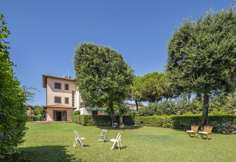 Attico Marino: Erba, Arbusto, Casa, Lotto, Prato, Giardino, Estate, Cortile, Landscaping, Hedge