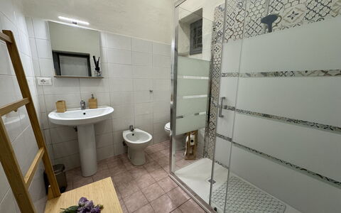 Il Cervo In Città: Bagno, Idraulico Fixture, Pavimentazione, Pavimento, Interior Design, Gabinetto, Lavandino Del Bagno, Idraulico, Lavello, Rubinetto