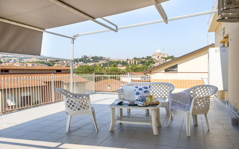 Sopraloreto Apartment: Mobilia, Sedia, Balcone, Mobili Da Esterno, Shade, Struttura Esterna, Tenda, Ombrello, Pianta Della Casa, Tavolo Esterno