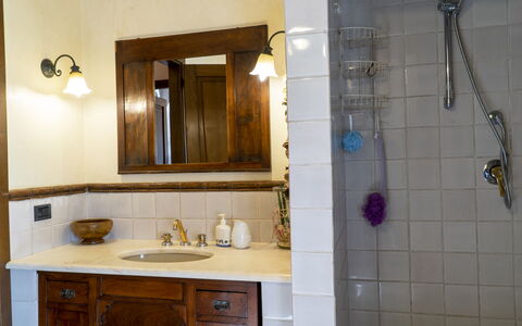 Country Historical House Lucca: Lavandino Del Bagno, Interior Design, Parete, Idraulico Fixture, Specchio, Bagno, Lavello, Pavimentazione, Rubinetto, Pavimento