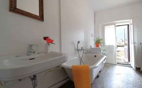 Casa Zaira: Idraulico Fixture, Lavandino Del Bagno, Interior Design, Idraulico, Rubinetto, Pavimento, Lavello, Bagno, Pianta Della Casa, Specchio