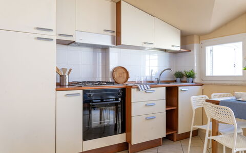 Sweet Conero: Elettrodomestico Da Cucina, Cucina, Apparecchio Major, Legna, Pavimentazione, Controsoffitto, Cabinetry, Interior Design, Pavimento, Mobilia