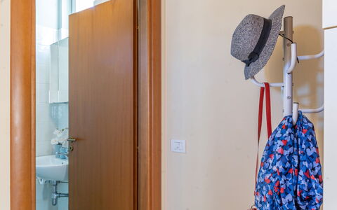 Sweet Conero: Interior Design, Pavimentazione, Pavimento, Camera, Color Legno, Appendiabiti, Vernice, Latifoglie, Design