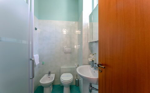 Sweet Conero: Pavimentazione, Interior Design, Pavimento, Idraulico Fixture, Camera, Soffitto, Bagno, Bicchiere, Piastrella, Rubinetto