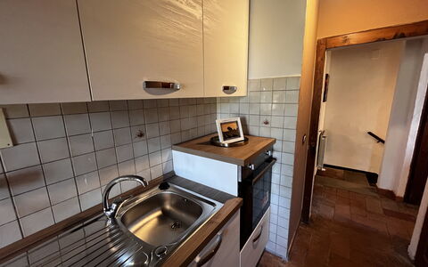 Appartamento Del Mercato: Cucina, Controsoffitto, Pavimentazione, Elettrodomestico Da Cucina, Lavandino Della Cucina, Legna, Apparecchio Major, Pavimento, Cabinetry, Idraulico Fixture