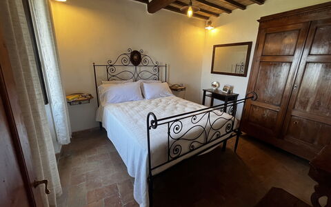 Appartamento Del Mercato: Parete, Pavimentazione, Mobilia, Pavimento, Camera Da Letto, Camera, Letto, Telaio Del Letto, Cornice, Latifoglie