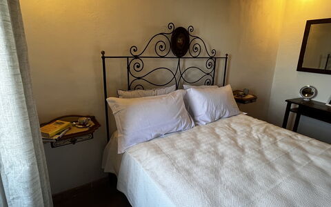 Appartamento Del Mercato: Letto, Camera Da Letto, Bedding, Lenzuolo, Biancheria, Interior Design, Pavimento, Mobilia, Telaio Del Letto, Illuminazione