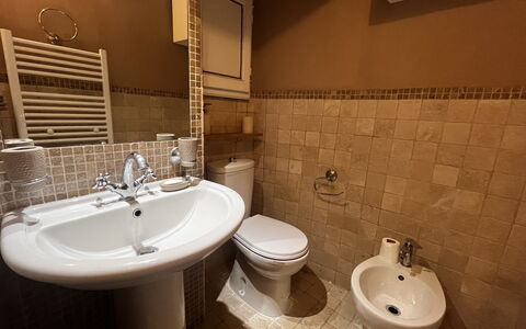 Appartamento Del Mercato: Bagno, Toilet Seat, Idraulico Fixture, Lavandino Del Bagno, Pavimentazione, Gabinetto, Lavello, Pavimento, Rubinetto, Idraulico