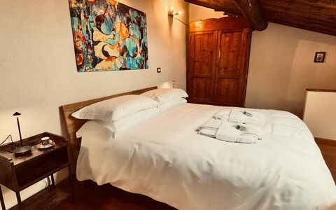 Appartamento Del Mercato: Parete, Legna, Interior Design, Camera Da Letto, Letto, Pavimento, Pavimentazione, Lenzuolo, Soffitto, Marrone