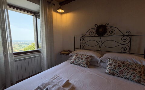 Appartamento Del Mercato: Camera Da Letto, Letto, Bedding, Lenzuolo, Telaio Del Letto, Biancheria, Lampada, Cornice