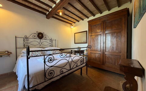 Appartamento Del Mercato: Parete, Pavimentazione, Mobilia, Legna, Interior Design, Pavimento, Soffitto, Camera Da Letto, Letto, Camera