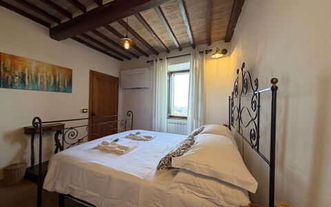 Appartamento Del Mercato: Parete, Mobilia, Interior Design, Pavimento, Legna, Soffitto, Camera Da Letto, Letto, Pavimentazione, Camera