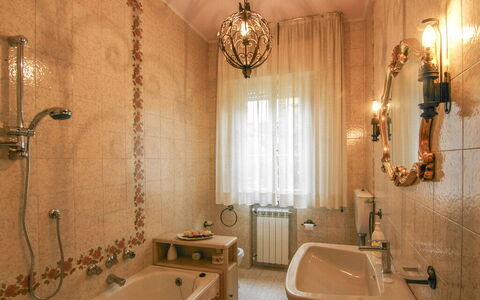 Butterfly Apartment In Lucca: Bagno, Idraulico Fixture, Interior Design, Pavimentazione, Lavandino Del Bagno, Pavimento, Rubinetto, Idraulico, Illuminazione, Specchio