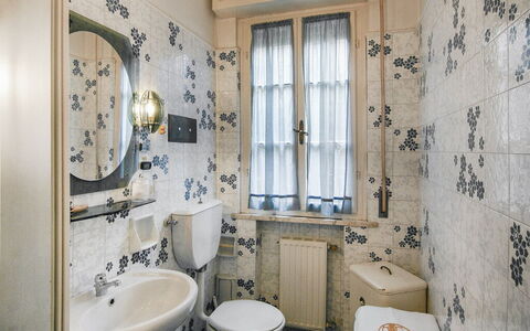 Butterfly Apartment In Lucca: Pavimentazione, Pavimento, Interior Design, Porta, Idraulico Fixture, Piastrella, Camera, Bagno, Idraulico