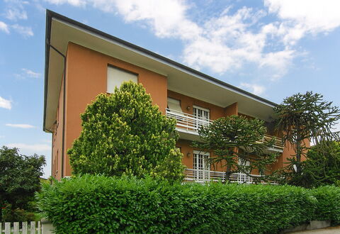 Butterfly Apartment In Lucca: Arbusto, Zona Residenziale, Hedge, Giardino, Estate, Prato, Cortile, Shade, Landscaping, Hacienda