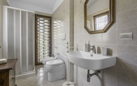 Casale La Canigiana, House, Pool, San Miniato: Bagno, Idraulico Fixture, Interior Design, Pavimentazione, Pavimento, Lavello, Gabinetto, Lavandino Del Bagno, Rubinetto, Toilet Seat