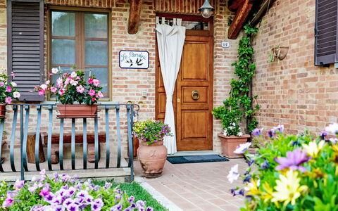 Le Rondini: Fiore, Vaso Di Fiori, Porta, Arbusto, Pianta Della Casa, Casa, Brick, Casa, Giardino