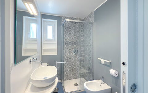 Villa Azzurra Monticelli: Bagno, Idraulico Fixture, Parete, Interior Design, Pavimentazione, Pavimento, Lavello, Idraulico, Rubinetto, Gabinetto
