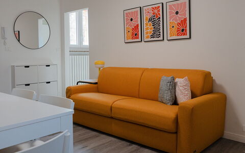 Aselli Home: Mobilia, Divano, Interior Design, Pavimentazione, Legna, Pavimento, Soggiorno, Appartamento, Camera