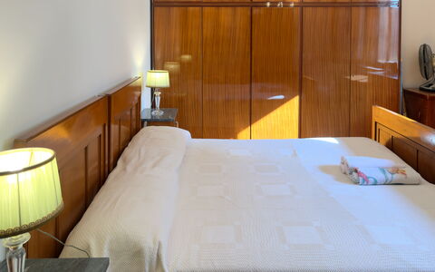 Casa Francy - Arma Di Taggia: Mobilia, Pavimentazione, Letto, Legna, Interior Design, Camera Da Letto, Pavimento, Lenzuolo, Bedding, Illuminazione