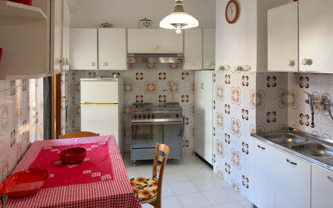 Casa Francy - Arma Di Taggia: Cucina, Apparecchio Major, Elettrodomestico Da Cucina, Interior Design, Pavimentazione, Legna, Controsoffitto, Pavimento, Mobilia, Cabinetry