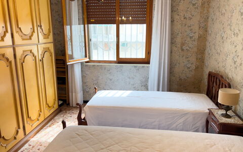 Casa Francy - Arma Di Taggia: Camera Da Letto, Legna, Letto, Pavimento, Lenzuolo, Pavimentazione, Interior Design, Bedding, Tessile, Mobilia