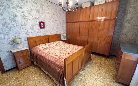 Casa Francy - Arma Di Taggia: Mobilia, Pavimentazione, Camera Da Letto, Legna, Pavimento, Letto, Interior Design, Cabinetry, Lenzuolo, Cassetto