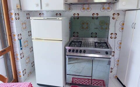 Casa Francy - Arma Di Taggia: Elettrodomestico Da Cucina, Cucina, Apparecchio Major, Cucina Stufa, Stufa A Gas, Stufa, Elettrodomestico, Piano Cottura, Pavimentazione, Pavimento