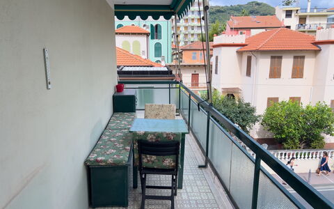 Casa Francy - Arma Di Taggia: Balcone, Shade, Recinzione, Corrimano, Mobili Da Esterno, Sedia, Portico, Pianta Della Casa, Tavolo Esterno, Colonna