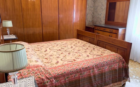 Casa Francy - Arma Di Taggia: Mobilia, Pavimentazione, Legna, Pavimento, Camera Da Letto, Interior Design, Letto, Cabinetry, Lenzuolo, Illuminazione