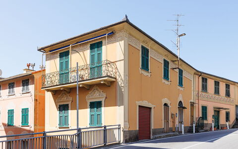 Newly Renovated Ocean View Flat: Parete, Costruzione, Finestra, Facciata, Quartiere, Cittadina, Zona Residenziale, Casa, Insediamento Umano, Urban Design
