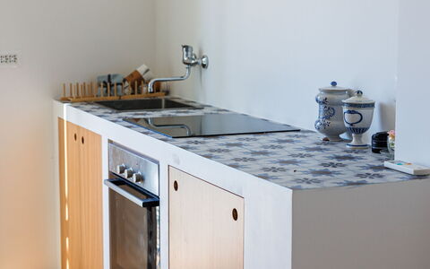 Newly Renovated Ocean View Flat: Cucina, Legna, Elettrodomestico Da Cucina, Pavimentazione, Controsoffitto, Apparecchio Major, Pavimento, Interior Design, Cucina Stufa, Mobilia