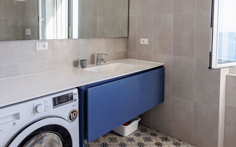 Newly Renovated Ocean View Flat: Lavatrice, Pavimentazione, Pavimento, Asciugatrice, Lavanderia, Idraulico Fixture, Interior Design, Piastrella, Bagno, Materiale Composito