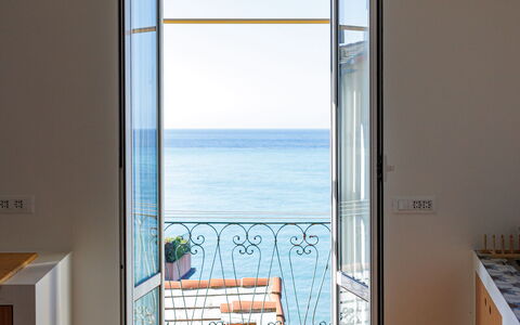 Newly Renovated Ocean View Flat: Legna, Pavimentazione, Pavimento, Porta, Porta A Casa, Mare, Pavimento In Legno, Oceano, Balcone, Latifoglie