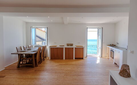 Newly Renovated Ocean View Flat: Pavimentazione, Legna, Pavimento, Mobilia, Pavimento In Legno, Latifoglie, Sedia, Color Legno, Mare, Cucina & Sala Da Pranzo Tavolo