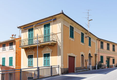 Newly Renovated Ocean View Flat: Parete, Costruzione, Finestra, Facciata, Quartiere, Cittadina, Zona Residenziale, Casa, Insediamento Umano, Urban Design