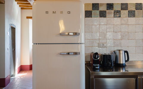 Mensano Old Town Apartment: Elettrodomestico Da Cucina, Apparecchio Major, Cucina, Elettrodomestico, Controsoffitto, Piccolo Apparecchio, Interior Design, Frigorifero, Cabinetry, Mensola