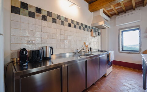 Mensano Old Town Apartment: Cucina, Pavimentazione, Controsoffitto, Interior Design, Elettrodomestico Da Cucina, Cucina Stufa, Apparecchio Major, Soffitto, Lavandino Della Cucina, Pavimento